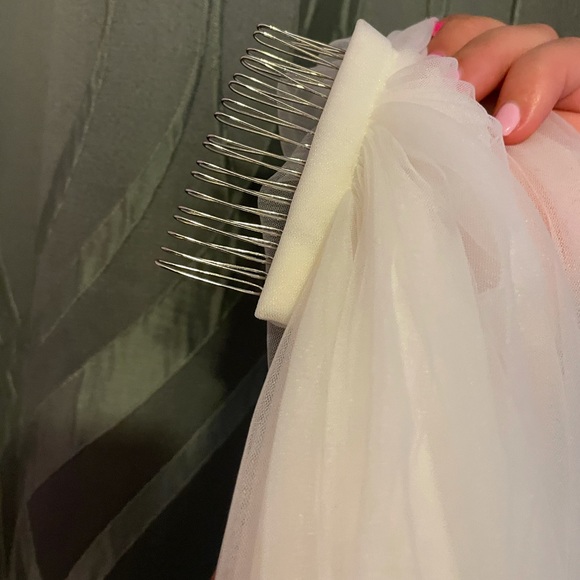 Finger tip length bridal veil. Never worn! - Picture 2 of 11